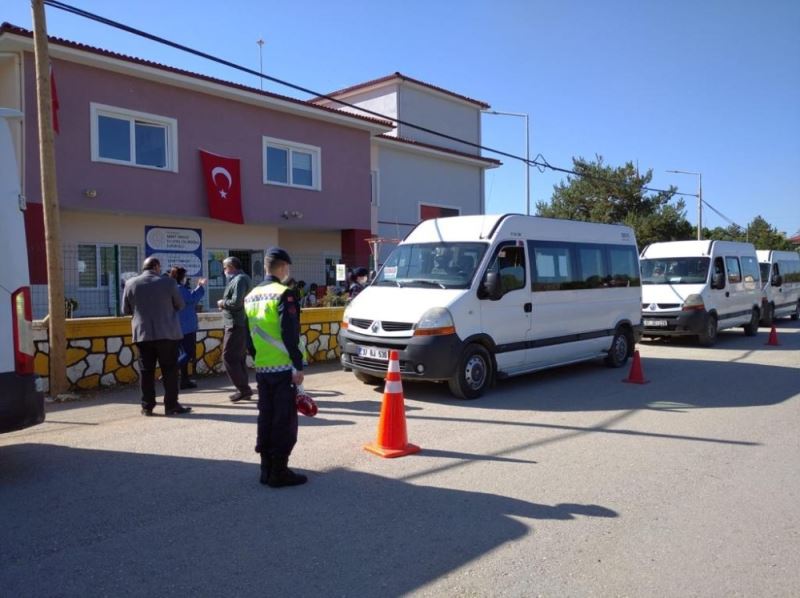 Jandarma trafik timleri, öğrenci servislerini denetledi
