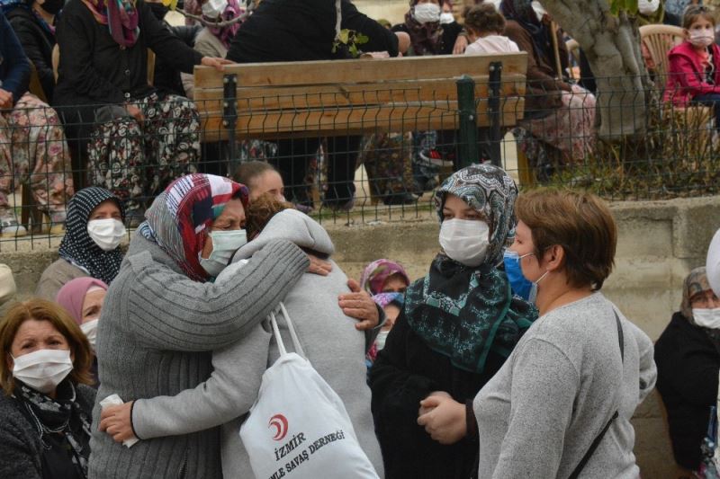 İzmir depreminde ölen hala ve yeğenleri toprağa verildi
