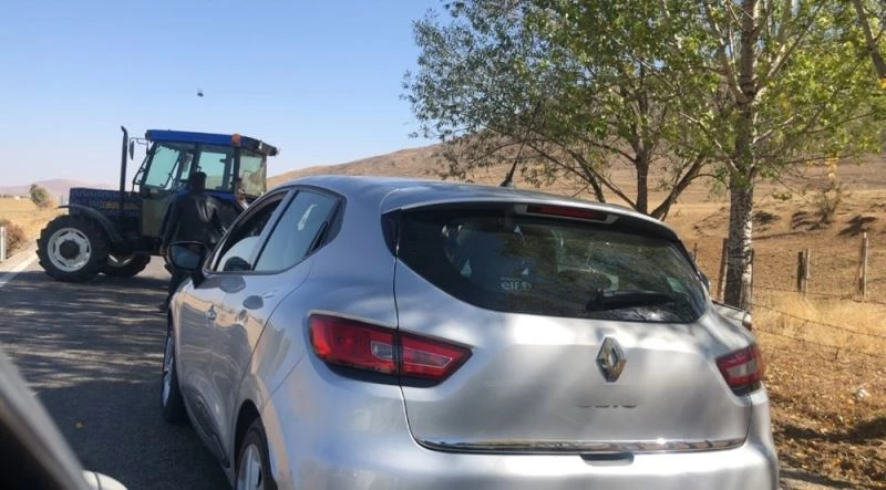 Bahşiş alabilmek için gelin arabasının önünü traktörle kestiler
