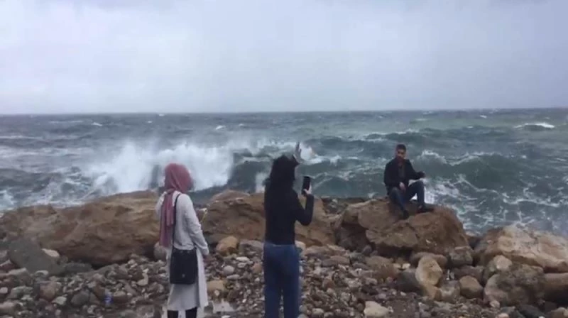 Uyarılara aldırmadılar dev dalgaların altında kaldılar
