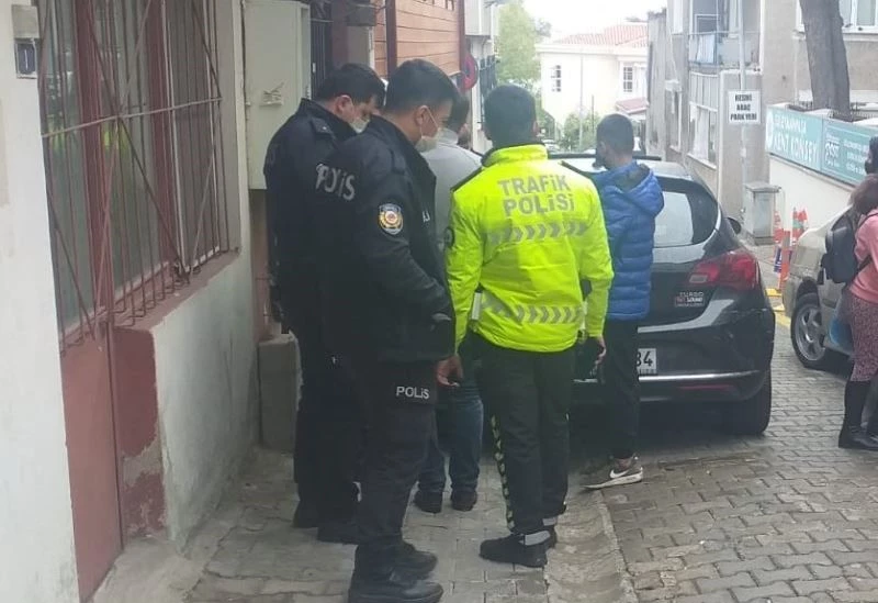 Babasının arabasını gizlice alan çocuk sürücü polise çarptı

