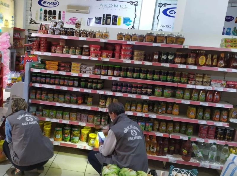 Tarihi geçen kışlık gıdalarla vatandaşı zehirleyeceklerdi, suçüstü yakalandılar
