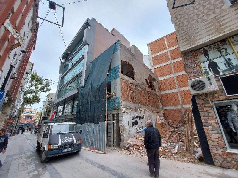 Kontrollü yıkım sırasında 3. kattan boşluğa düştü
