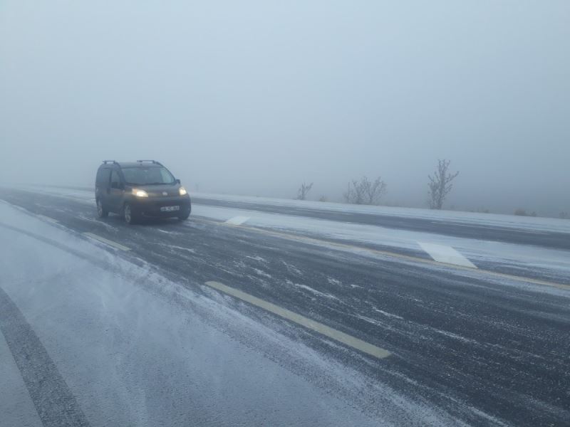 Ağrı’da kar ve sis sürücülere zor anlar yaşattı
