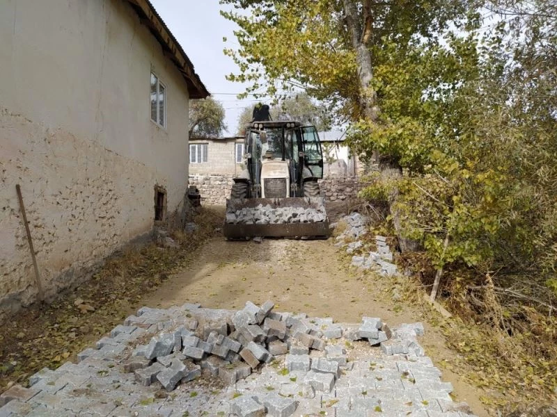 Kuluncak’ta mahalleler kilit taş ile buluşturuluyor
