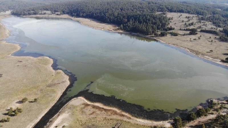 Bolu’da Aladağ Göleti’nin yüzeyi buz tuttu
