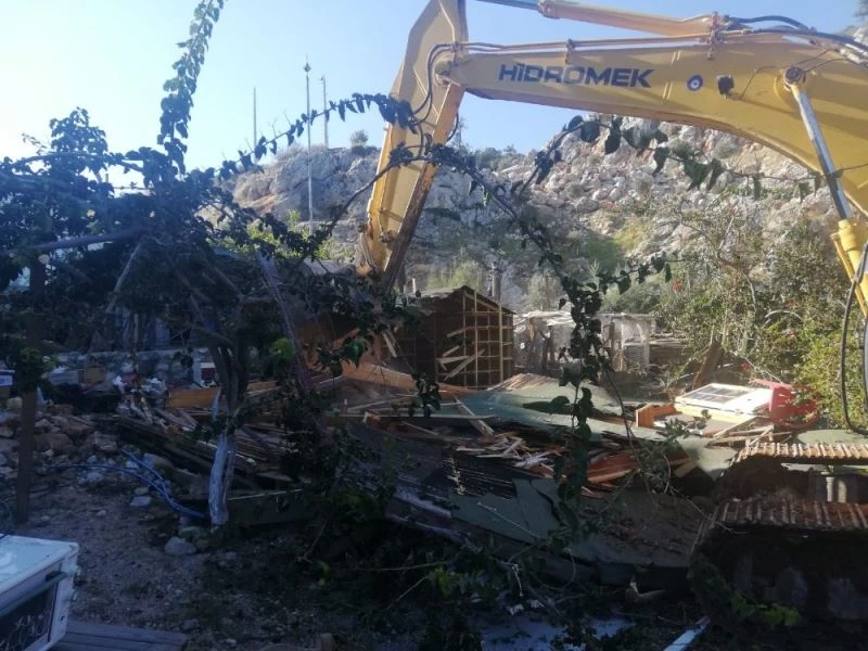 Turistik mahallelerde yıkımlar devam ediyor
