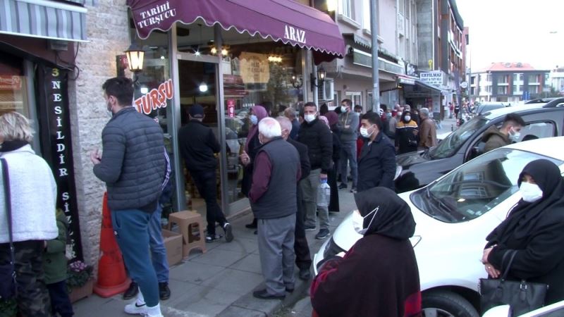 (ÖZEL) Vatandaşlar Kemerburgaz’da turşucuların önünde kuyruk oluşturdu
