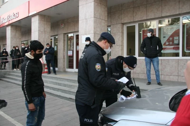 Otobüs durağında maskesini indirip sigara içen genci polis affetmedi
