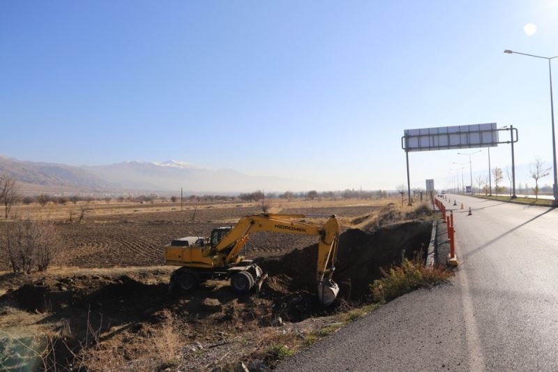 Erzincan-Sivas kara yolunda bulunan köprüde genişletme çalışmaları başladı

