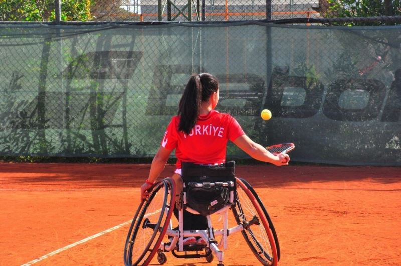 Aytemiz, Paralimpik Tenisçi Büşra Ün’e sponsor oldu
