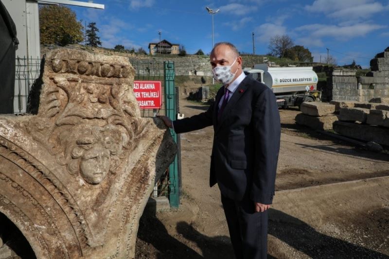 Konuralp’te tarih fışkırıyor Medusa başı bulundu
