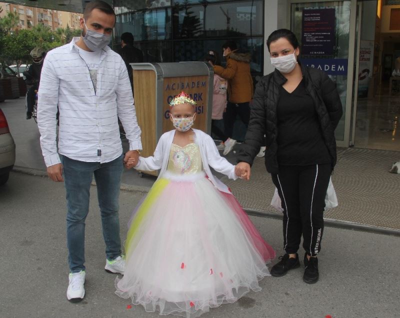 Lösemili Elif Ayça hastaneden &quot;prenses&quot; olarak çıktı