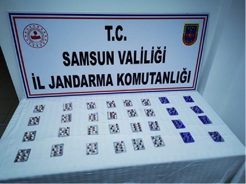 Samsun’da jandarma ekipleri 12 kilo esrar 966 adet sentetik hap ele geçirdi
