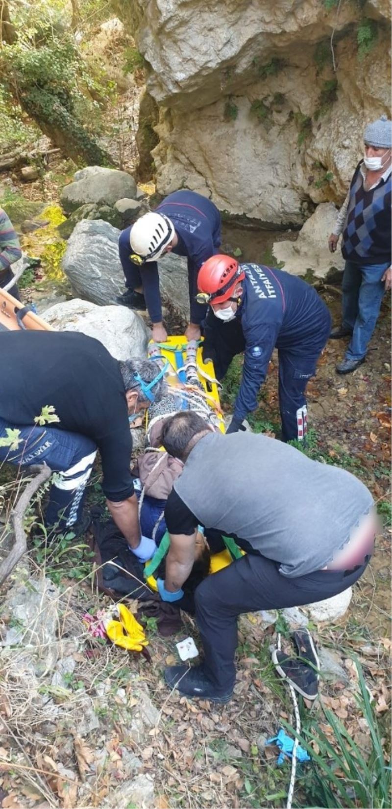 Defne keserken 30 metrelik uçuruma yuvarlanan kadın itfaiye tarafından kurtarıldı
