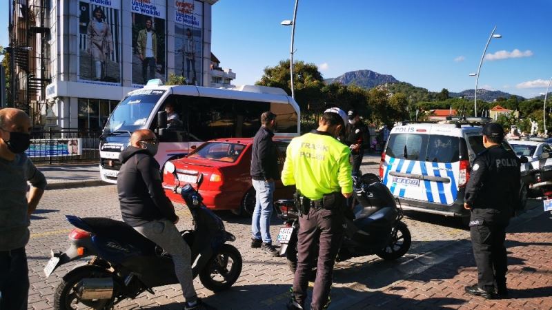 Marmaris’te trafik ekipleri kural tanımayanları denetliyor
