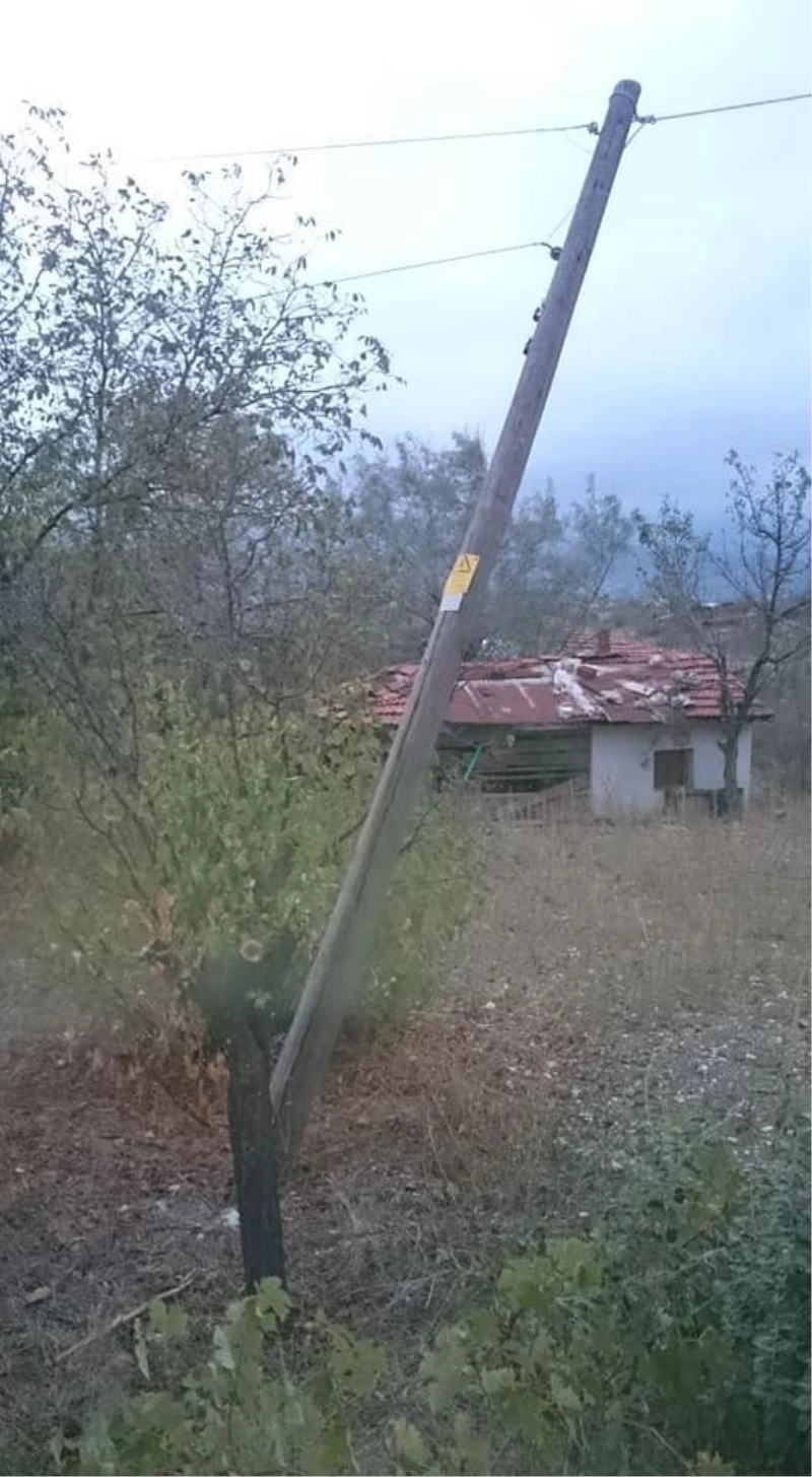 Yıkılmak üzere olan elektrik direği tehlike saçıyor
