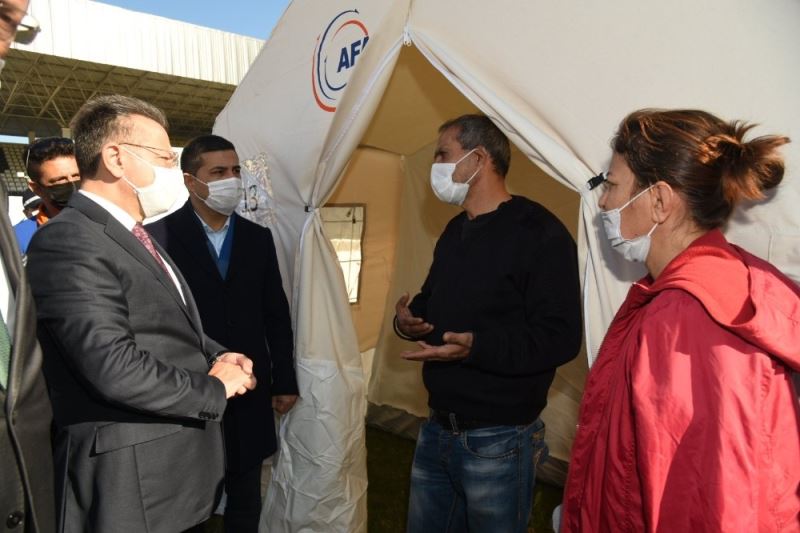 Vali Aksoy, Kuşadası’ndaki çadırkentte incelemede bulundu
