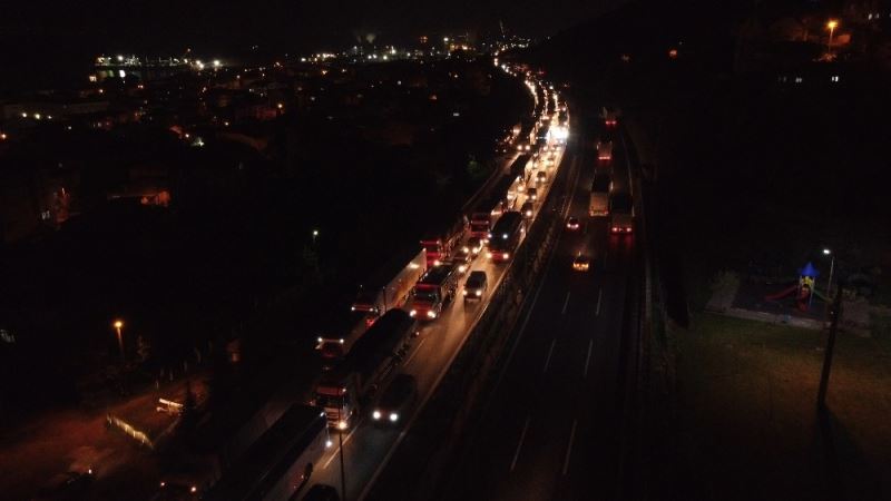 TEM’de kamyon tıra çarptı, Ankara istikametinde araç kuyruğu oluştu
