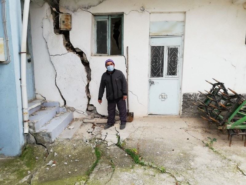 Topraktaki çatlak ve yarıklar yüzünden iki mahalle halkı diken üstünde yaşıyor
