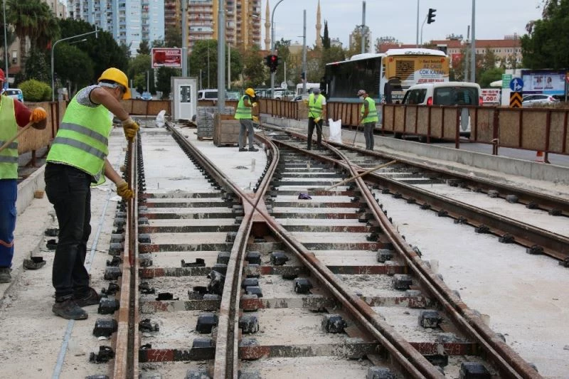 3. Etap Raylı Sistem rayları Konyaaltı’dan Falez Kavşağı’na ilerliyor
