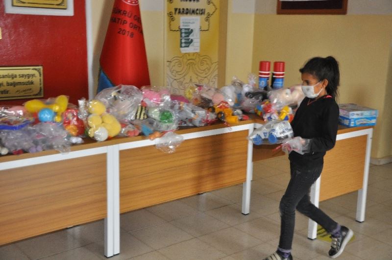 Şırnaklı çocuklar oyuncaklarını İzmirli depremzede çocuklara gönderdi
