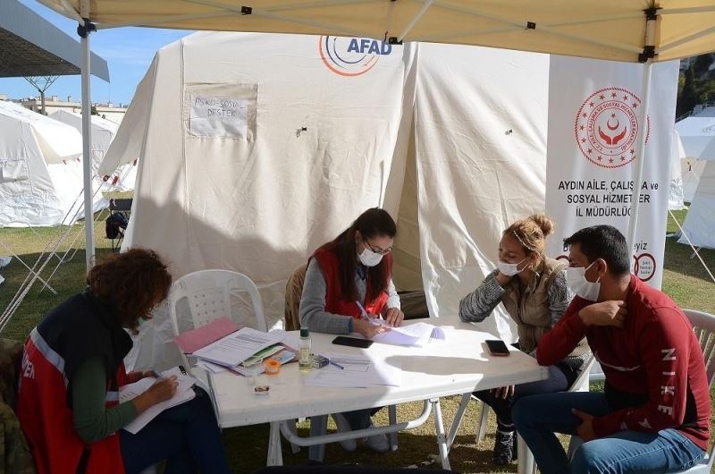 Kuşadası’da depremzedelere destek sürüyor
