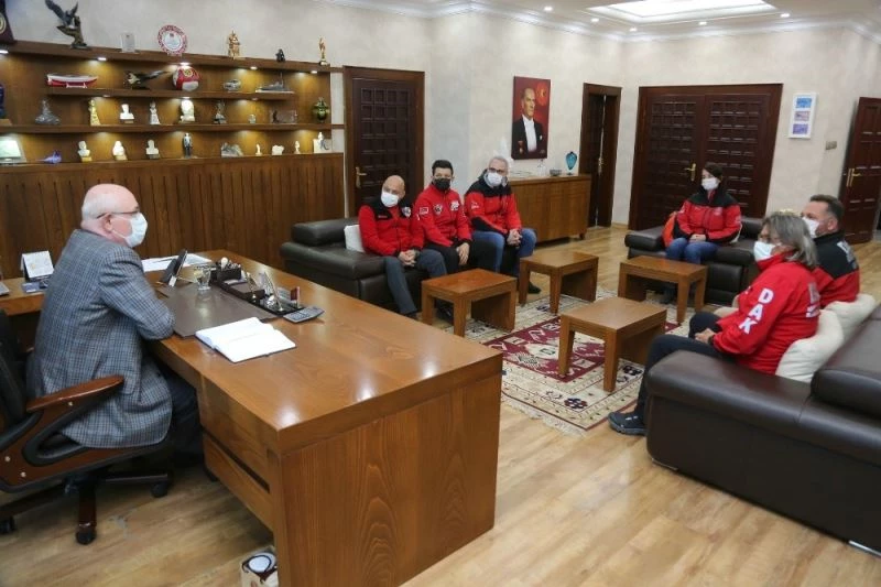 İzmir’den dönen DAK ekibi Başkan Kurt’u ziyaret etti
