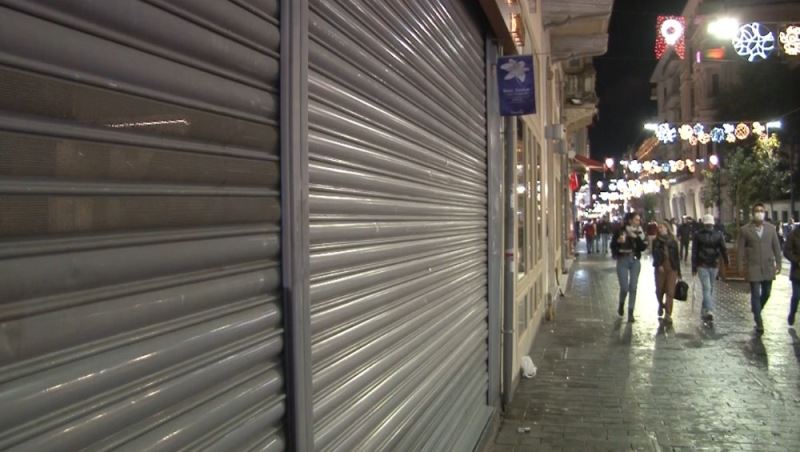 İstiklal Caddesi’nde işletmeler saat 22.00’de kepenkleri indirdi
