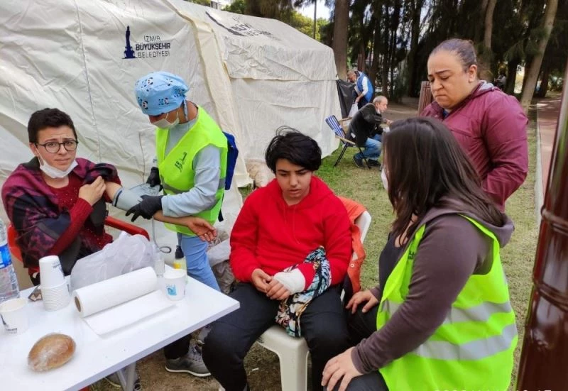 Bayraklı Belediyesi doktorları depremzedelerin yanında
