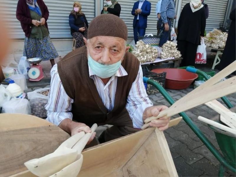 88 yaşında tahtadan yaptığı kaşıkları satarak ailesini geçindiriyor
