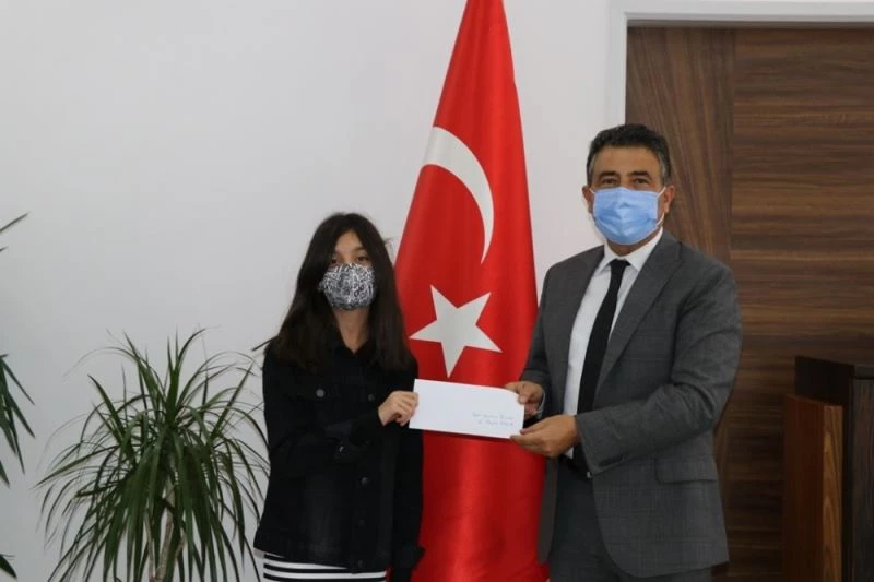 11 yaşında kazandığı ödülün yarısını depremzedelere bağışladı
