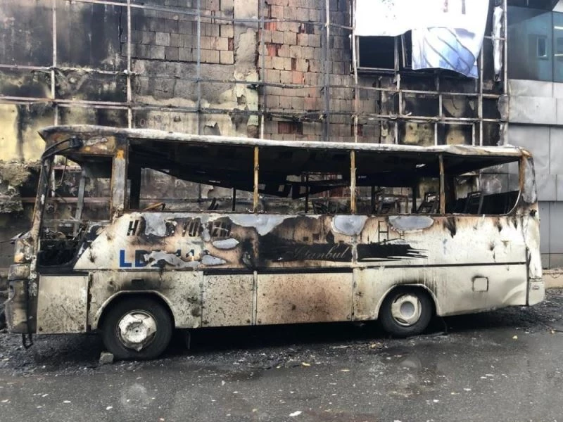 (Özel) İstanbul’da midibüsün kundaklandığı anlar kamerada
