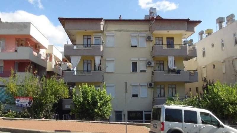 Deprem korkusuyla geceyi dışarda geçiren apartman sakinleri evlerine döndü
