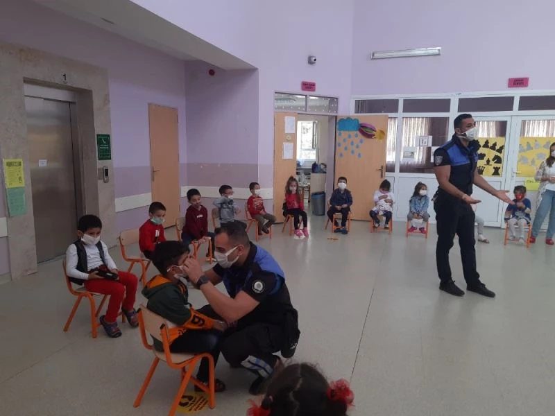 Polisten anaokulunda virüs eğitimi
