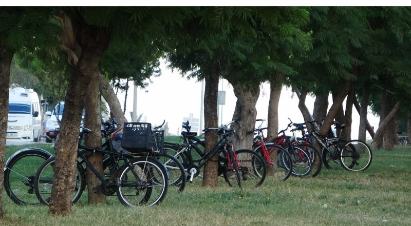 Caddenin refüjü bisiklet otoparkına döndü
