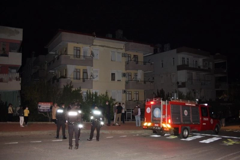 Fayansları birdenbire gürültüyle çöken binada oturanlar sokağa döküldü
