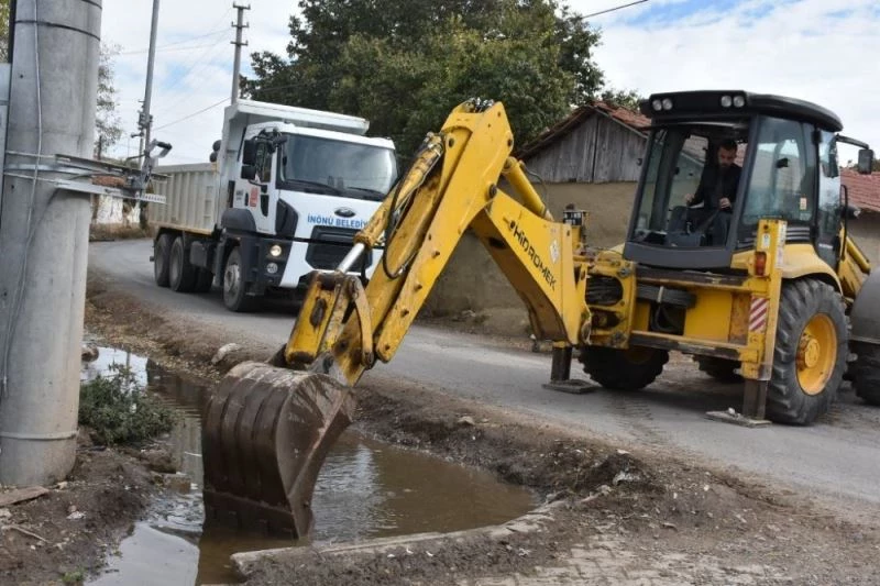 İnönü Kümbet Akpınar’daki kanallara bakım yapıldı
