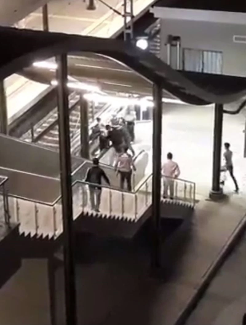 Kadın güvenlik görevlisine küfreden şahsa linç girişimi kamerada
