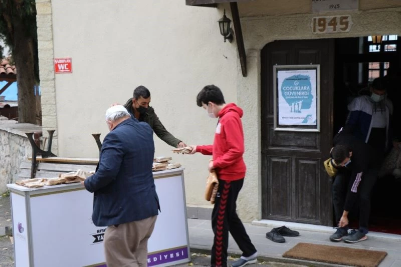 Safranbolu’da cuma namazı çıkışı simit ve maske dağıtılmaya devam ediyor
