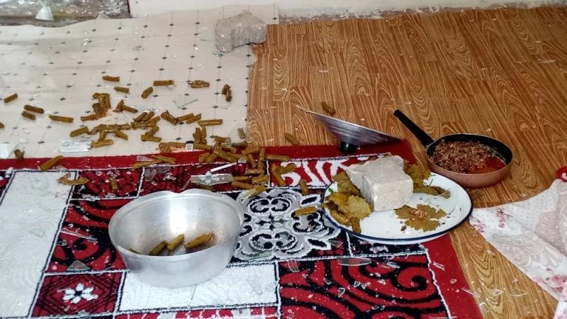 Öfkeli şahıs parke taşıyla evin camlarını kırdı
