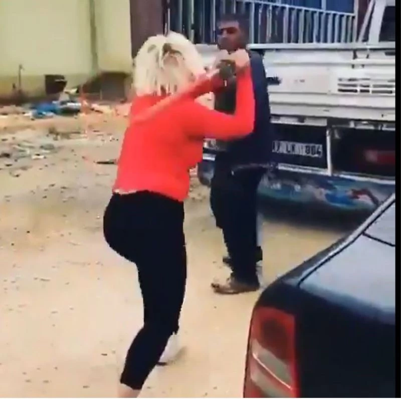 Mamaları çalan hırsızı beyzbol sopasıyla dövdü
