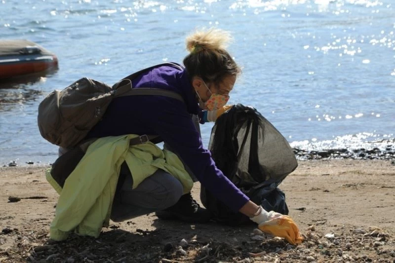 Ünlü sanatçılar Bodrum’da yerden izmarit topladı
