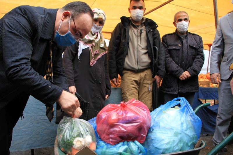 Elazığ’da vali pazara gitti, gülümseten diyaloglar yaşandı
