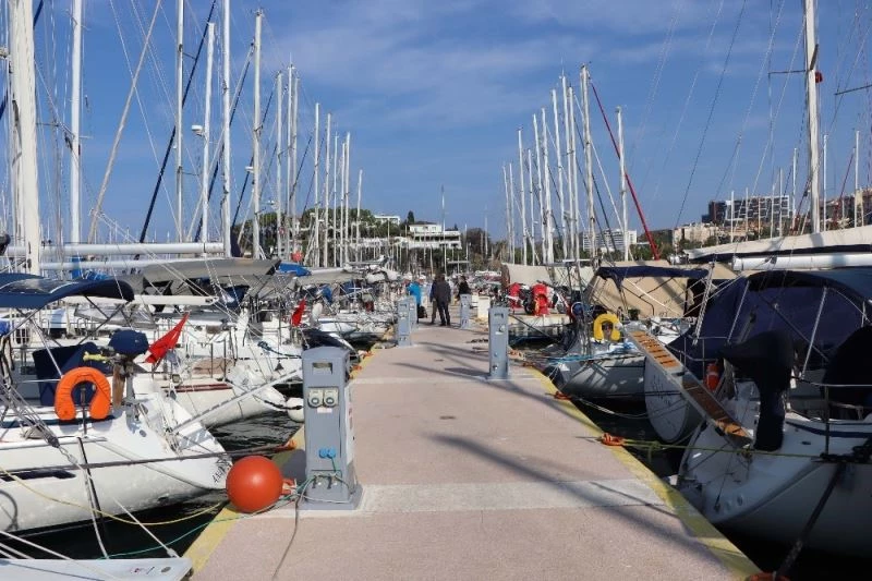 Tsunamiden zarar gören tekne ve yatlar Kuşadası’na getirildi
