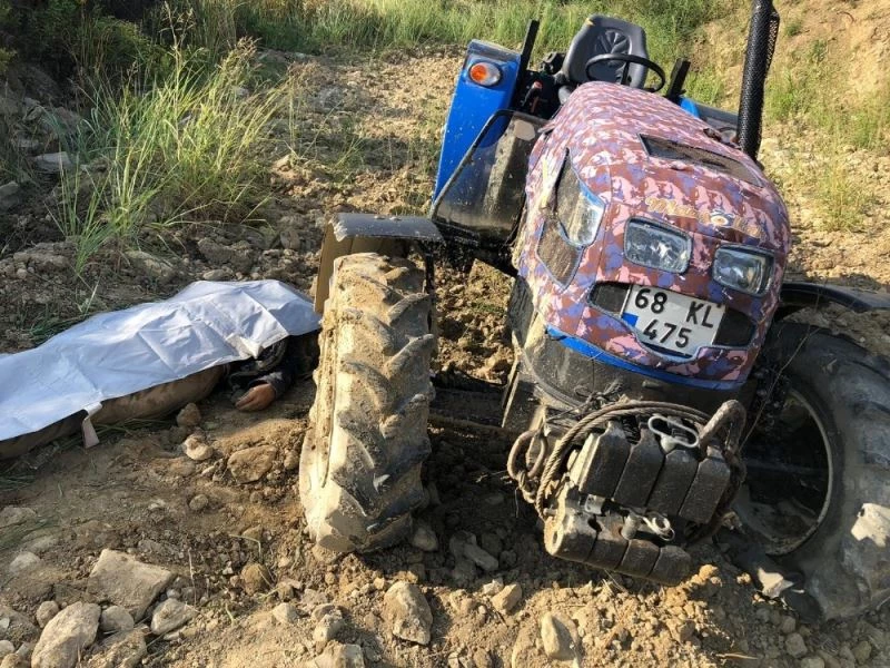 Römorku ayrılıp devrilen traktörün altında kalan sürücü öldü

