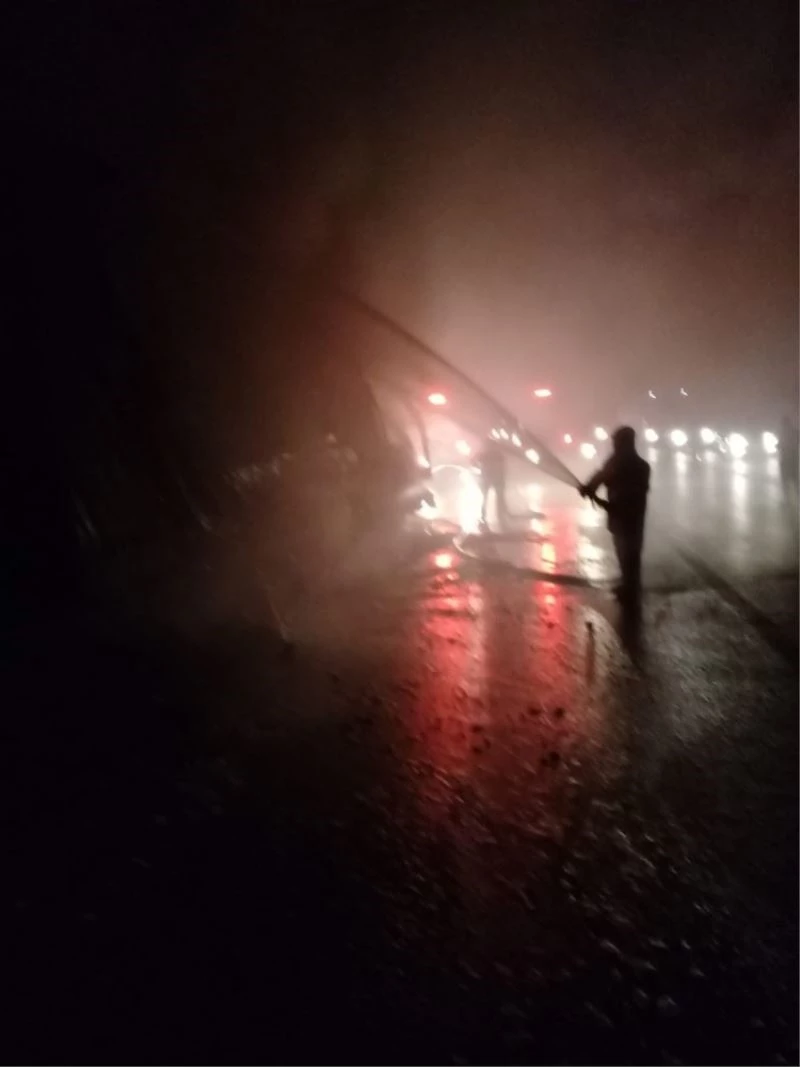 Elyaf yüklü tırda çıkan yangını itfaiye söndürdü
