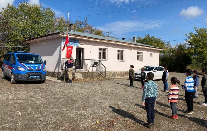 Elazığ’da Mehmetçiğin bayrak hassasiyeti
