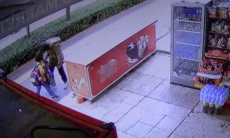 Maskesiz genç öğrencinin yüzüne hapşırdı, hiçbir şey olmamış gibi yoluna devam etti
