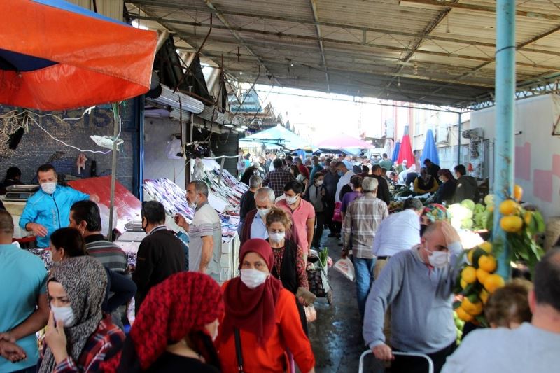 Antalya’da kapalı semt pazarında endişelendiren görüntüler
